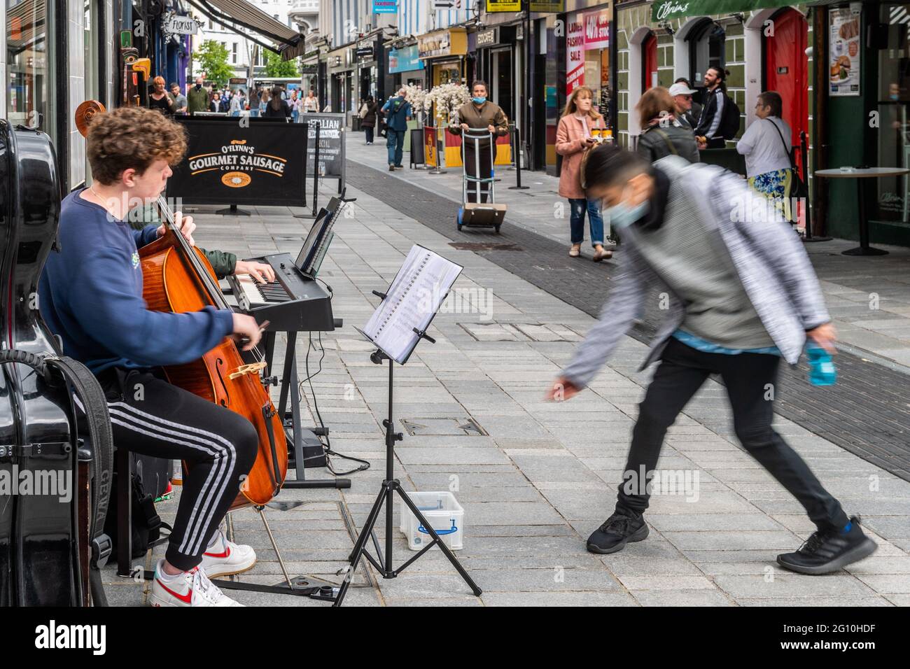 Cork, Irlande. 4 juin 2021. Le temps chaud et ensoleillé a fait sortir des foules de gens dans la ville de Cork aujourd'hui. Le week-end des fêtes du mois de juin devrait être très ensoleillé et très chaud. Harry Neal sur Cello et Karl Riedewald sur piano étaient des bus dans le centre-ville de Cork. Crédit : AG News/Alay Live News Banque D'Images