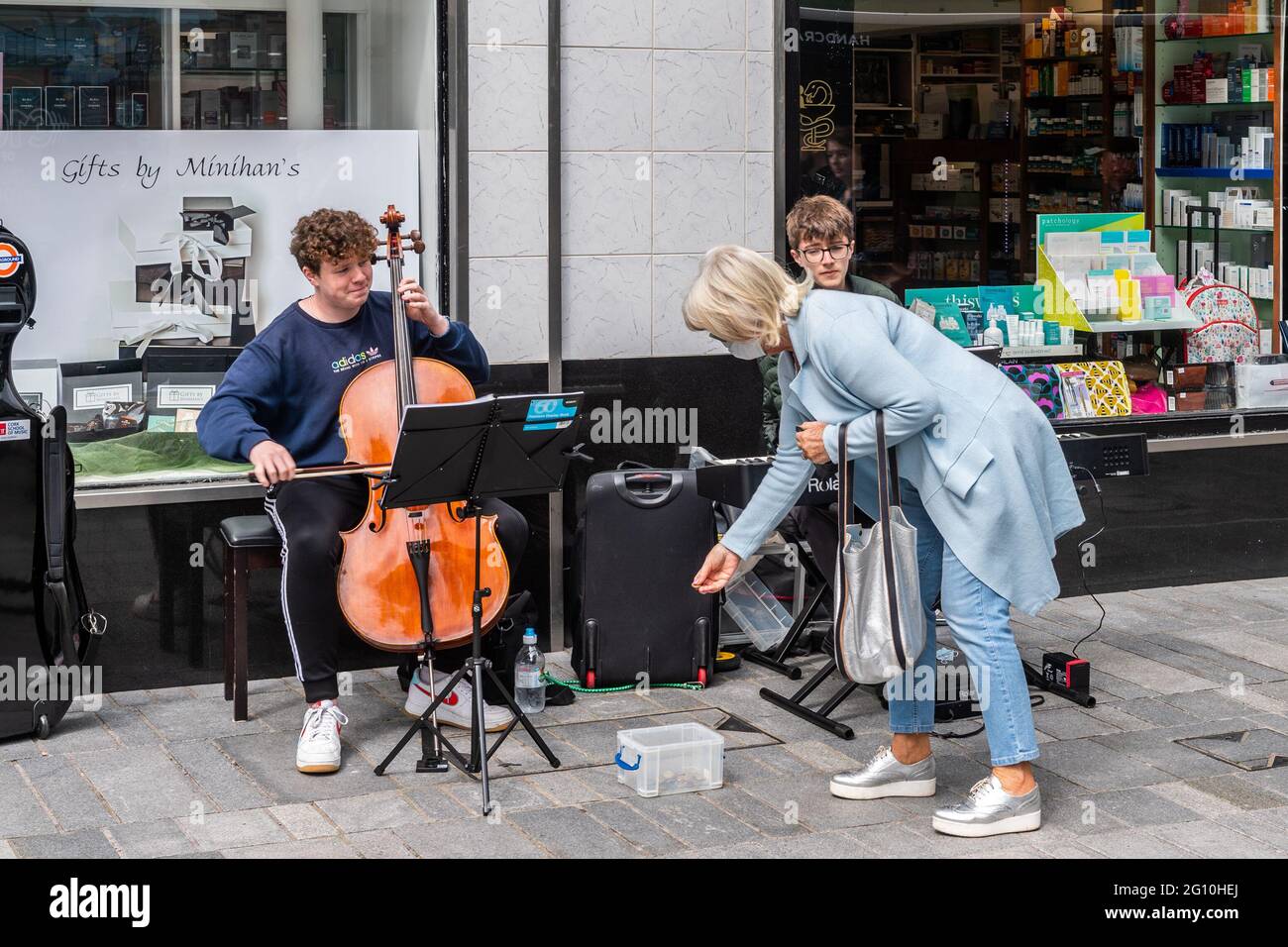 Cork, Irlande. 4 juin 2021. Le temps chaud et ensoleillé a fait sortir des foules de gens dans la ville de Cork aujourd'hui. Le week-end des fêtes du mois de juin devrait être très ensoleillé et très chaud. Harry Neal sur Cello et Karl Riedewald sur piano étaient des bus dans le centre-ville de Cork. Crédit : AG News/Alay Live News Banque D'Images