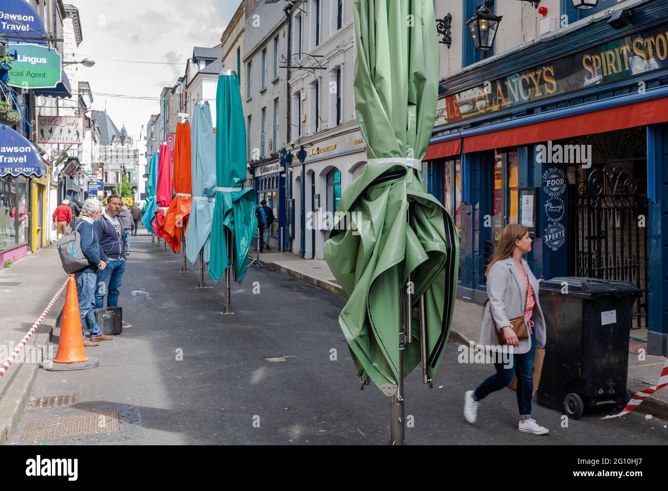 Cork, Irlande. 4 juin 2021. Le temps chaud et ensoleillé a fait sortir des foules de gens dans la ville de Cork aujourd'hui. Le week-end des fêtes du mois de juin devrait être très ensoleillé et très chaud. Le coin salon extérieur de Princes Street est ouvert lundi - le parasol a été fermé aujourd'hui pour permettre un essai d'incendie. Crédit : AG News/Alay Live News Banque D'Images