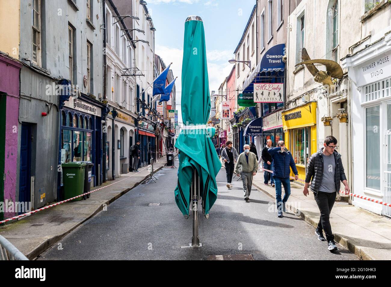 Cork, Irlande. 4 juin 2021. Le temps chaud et ensoleillé a fait sortir des foules de gens dans la ville de Cork aujourd'hui. Le week-end des fêtes du mois de juin devrait être très ensoleillé et très chaud. Le coin salon extérieur de Princes Street est ouvert lundi - le parasol a été fermé aujourd'hui pour permettre un essai d'incendie. Crédit : AG News/Alay Live News Banque D'Images