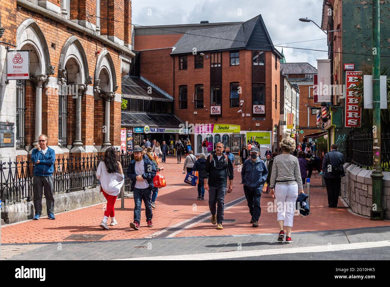 Cork, Irlande. 4 juin 2021. Le temps chaud et ensoleillé a fait sortir des foules de gens dans la ville de Cork aujourd'hui. Le week-end des fêtes du mois de juin devrait être très ensoleillé et très chaud. Crédit : AG News/Alay Live News Banque D'Images
