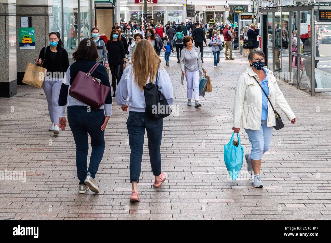 Cork, Irlande. 4 juin 2021. Le temps chaud et ensoleillé a fait sortir des foules de gens dans la ville de Cork aujourd'hui. Le week-end des fêtes du mois de juin devrait être très ensoleillé et très chaud. Crédit : AG News/Alay Live News Banque D'Images