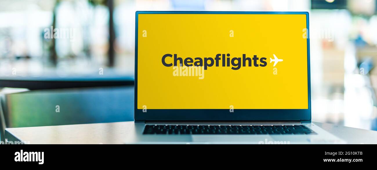 POZNAN, POL - 1 MAI 2021 : ordinateur portable affichant le logo de Cheapflights, un moteur de métarecherche de tarifs de voyage, qui fait partie de la filiale de Booki en Kayak.com Banque D'Images