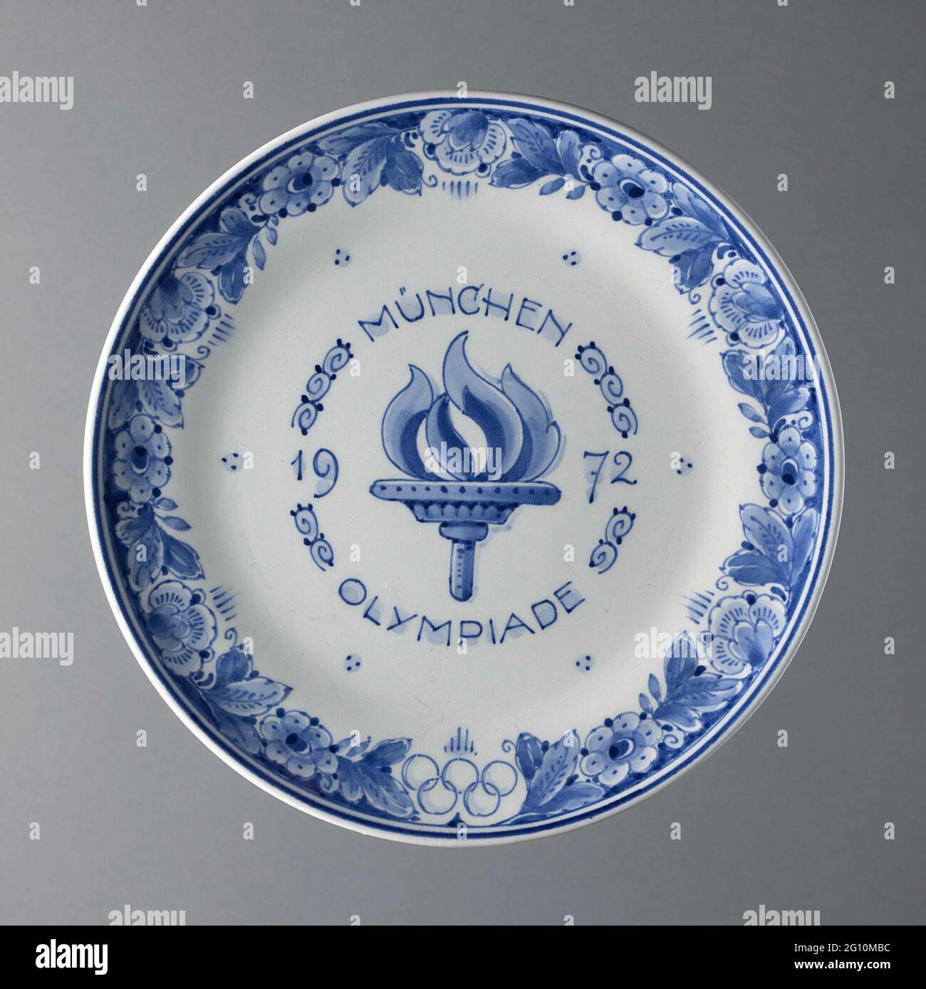 Olympiade de Munich. Plaque, peinte en bleu avec l'image du feu olympique au flambeau dans les années à venir. Avec inscription. Arrière, version Deux trous et fil de fer pour suspendre la plaque. Marqué et v.z.v. Une étiquette ronde noire. Banque D'Images