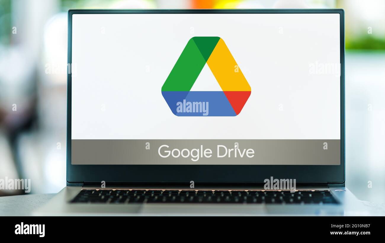POZNAN, POL - 15 MAI 2021: Ordinateur portable affichant le logo de Google Drive, un service de stockage de fichiers et de synchronisation développé par Google Banque D'Images