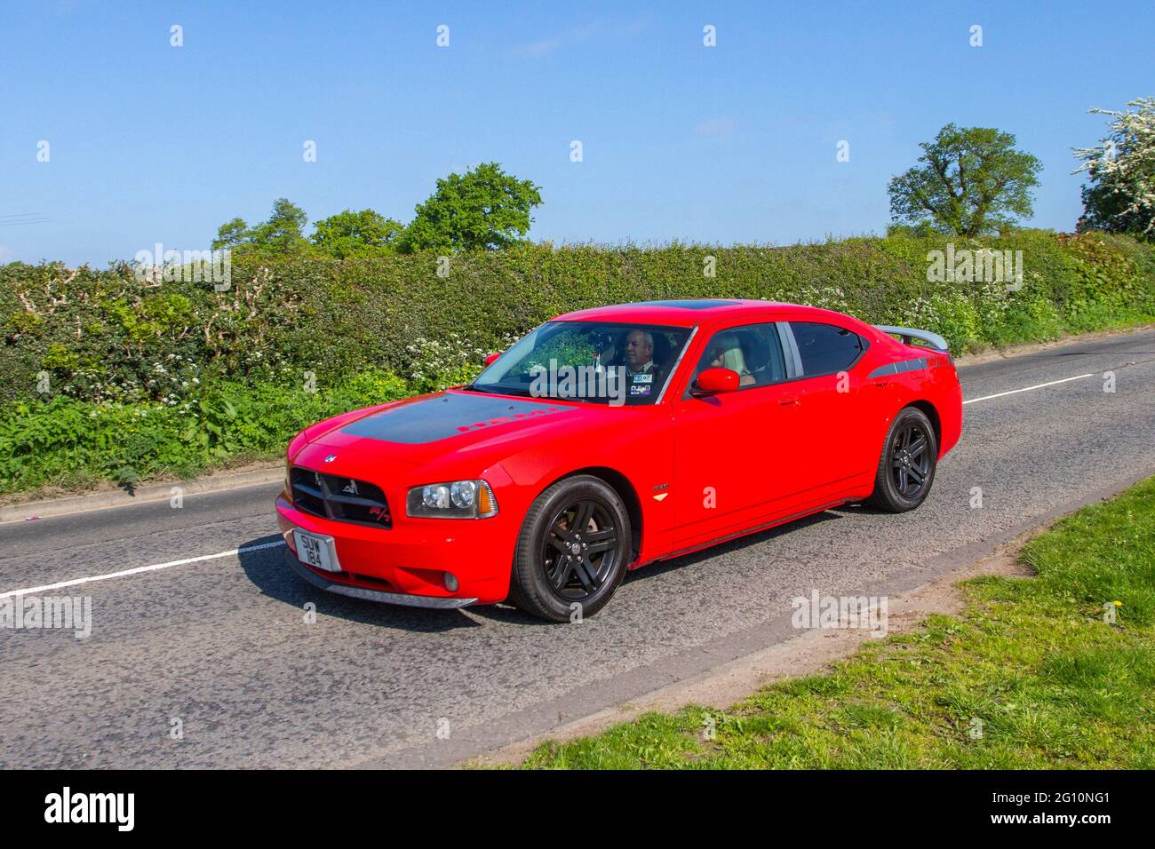 Dodge American Charger 2006 rouge, essence 5700cc, voitures de sport 2dr, supercars, voitures de sport, Roadsters, super voiture de sport, voitures de performance, hypercars en route vers Capesthorne Hall Classic May car show, Cheshire, Royaume-Uni Banque D'Images