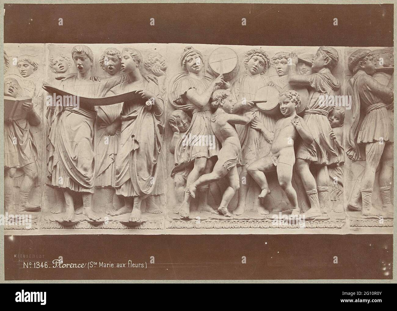 Haut soulagement du chœur de Florence Dom (aujourd'hui dans le Museo dell'Opera del Duomo) avec les jeunes chanteurs et danseurs, par Luca della Robbia ('Florence (Ste. Marie aux fleurs)'). Banque D'Images