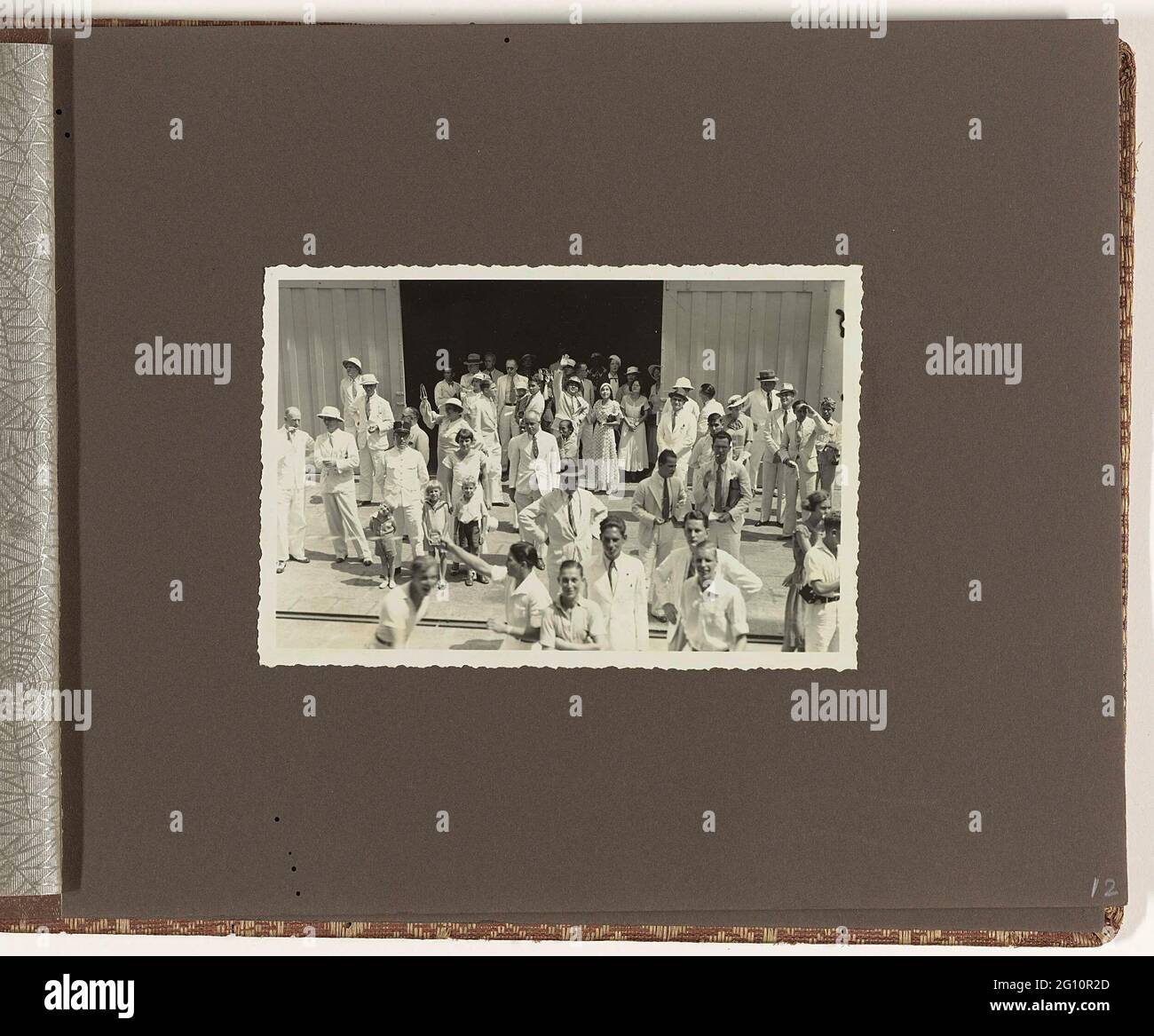 Photo de groupe. Un groupe de Hollandais en quittant un hangar, la gauche pose une famille avec trois enfants, d'autres semblent regarder quelque chose dans l'air. Photo présentée dans l'album photo offert par le personnel du Bureau central de la statistique à M. Hart à son départ en 1935. Banque D'Images