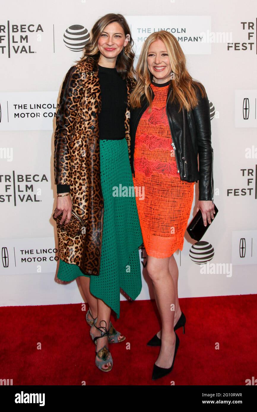 NEW YORK, NY - 16 AVRIL 2016: Daniela Taplin Lundberg, productrice de films, avec un invité, assiste à la première 'The Family Fang' - 2016 Tribeca film Festival Banque D'Images