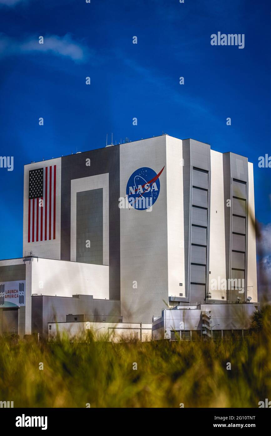 ÉTATS-UNIS. 02 juin 2021. Un logo de la NASA peut être vu sur un bâtiment du Kennedy Space Center de la NASA en Floride avant le lancement d'un vaisseau spatial de ravitaillement Falcon 9 SpaceX Dragon le 2 juin 2021. (Photo par Alex G. Perez/AGPfoto/Sipa USA) crédit: SIPA USA/Alay Live News Banque D'Images