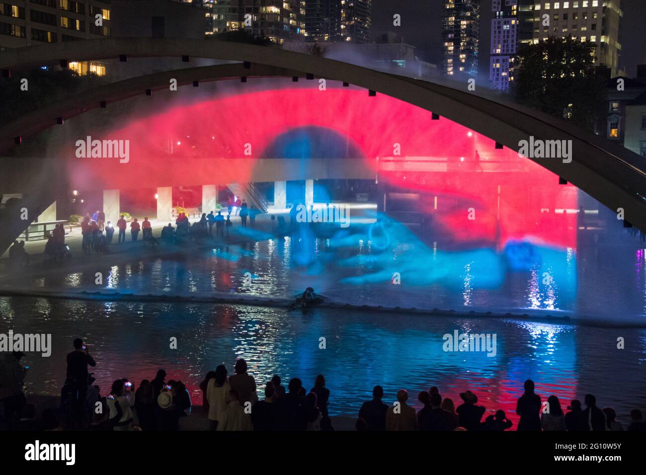 Nuit Blanche 2016, Nathan Phillips Square, Toronto, Canada. Pneuma, « souffle de vie » de Floria Sigismondi Banque D'Images