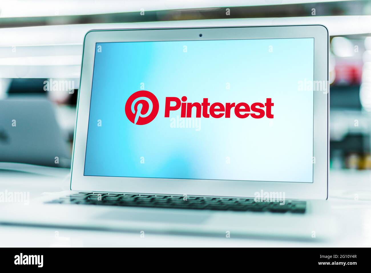 POZNAN, POL - 1 MAI 2021 : ordinateur portable affichant le logo de Pinterest, Inc, une société de médias sociaux web et d'applications mobiles Banque D'Images