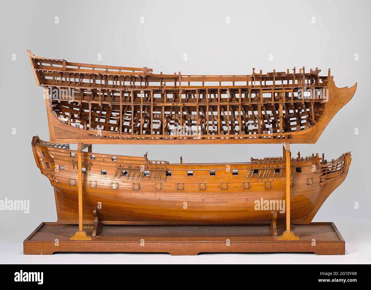 Modèle ou navire à 54 canons. Modèle structurel de la coque, couper dans le sens de la longueur et placer les deux moitiés l'une au-dessus de l'autre sur une base. Les différentes pièces de construction sont numérotées par ordre alphabétique. La moitié tribord a été complètement développée, de l'extérieur de la peau, le repos et les blocs d'étiquette fournis et à l'intérieur avec la pleine coque, tandis que la moitié de port a été ouverte et montre la construction. Seul le côté tribord a des ports de canon, huit et vingt en nombre; cinq ponts. Sur le galléon élaboré un lion couronné comme une image d'argile. Miroir épaté et wulf creux avec deux portes, clôture et Galle latérale à deux étages Banque D'Images