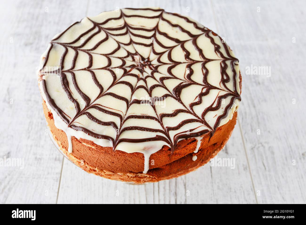 Halloween chocolat toile d'araignée gâteau. Dessert de fête Banque D'Images