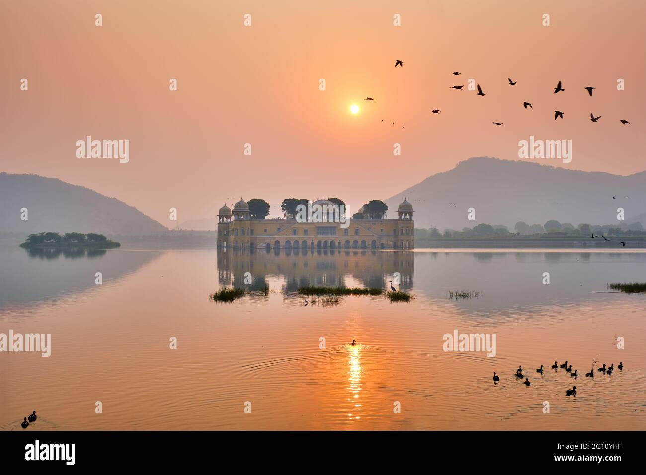 Matin tranquille au palais de l'eau de Jal Mahal au lever du soleil à Jaipur. Rajasthan, Inde Banque D'Images