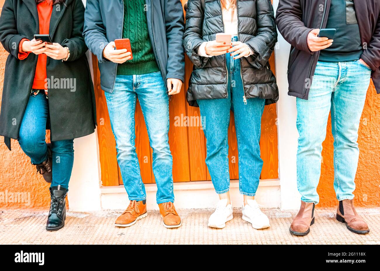 Groupe d'amis utilisant l'application smartphone - dépendance Teen aux nouvelles tendances technologiques - concept de l'aliénation, de la technologie et de l'amitié - Focus sur le milieu Banque D'Images