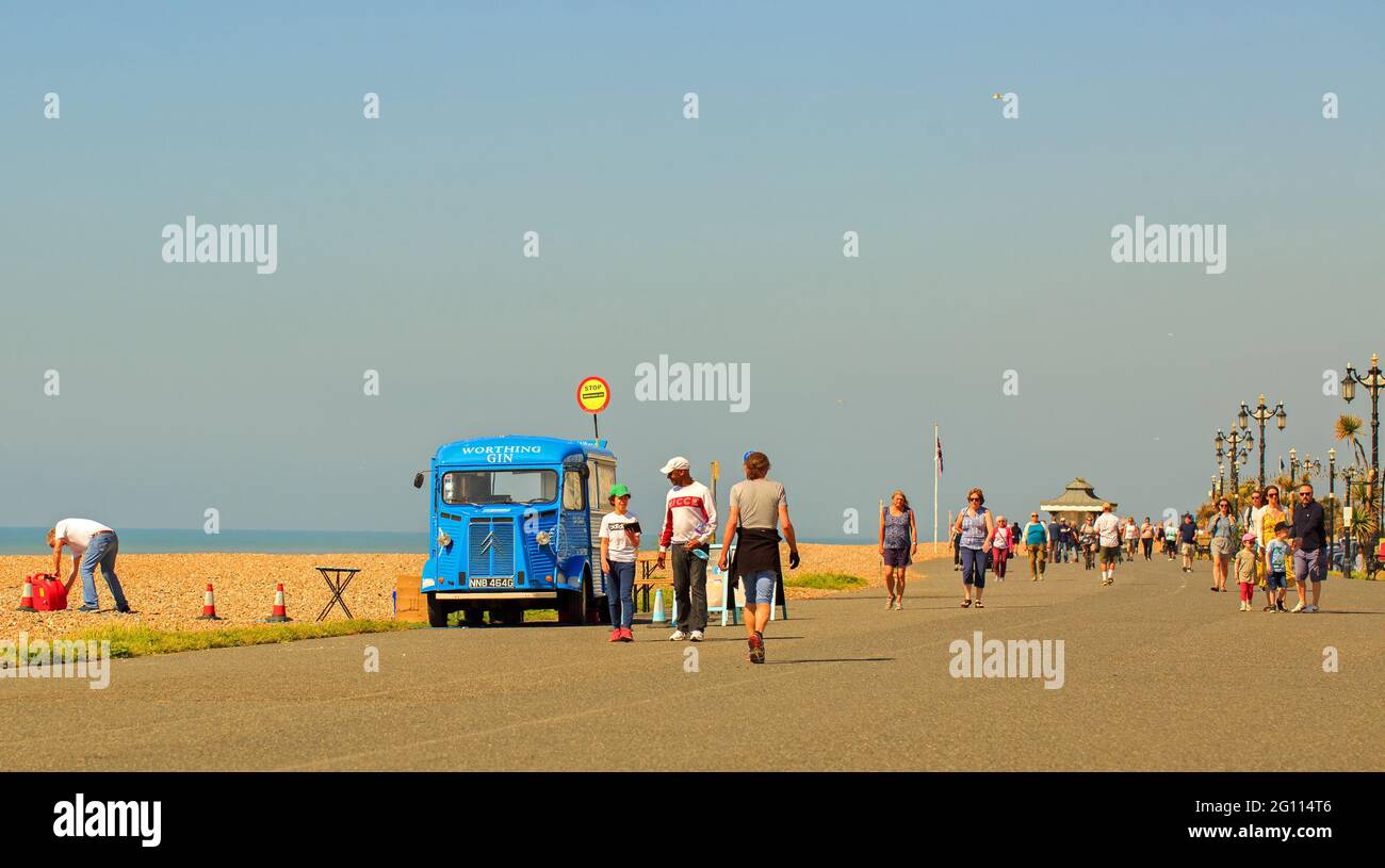 Worthing, West Sussex, mai 2021. Blue Worthing Gin Van garée sur la promenade vendant Gin aux touristes lors d'un glorieux Mai Bank Holiday. Beaucoup de gens ar Banque D'Images