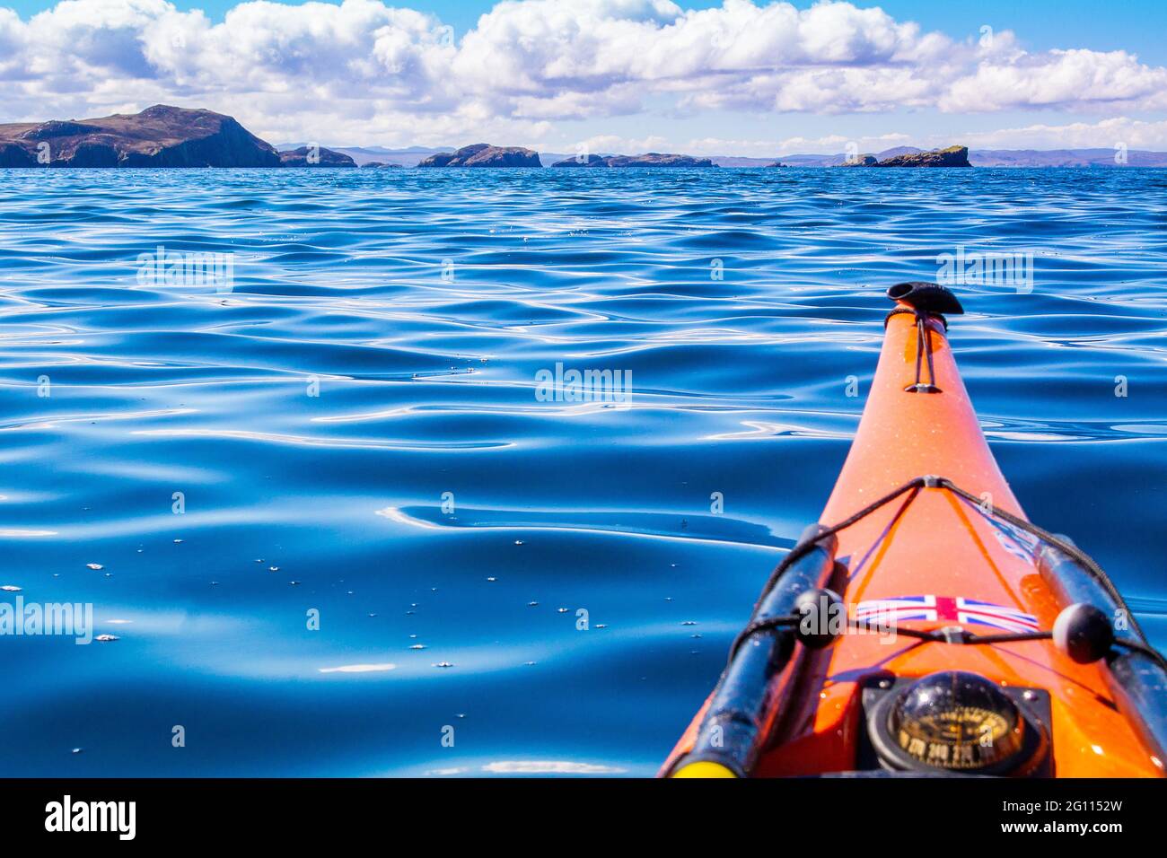 Kayak de mer dans les îles d'été dans les Highlands du Nord-Ouest de l'Écosse Banque D'Images