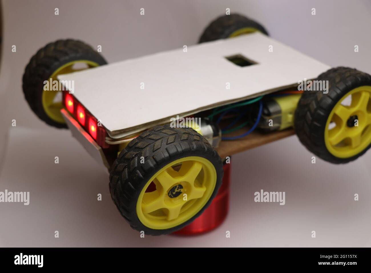 Robot fait main travaillant sur la plate-forme IOT. Voiture robotique contrôlée par téléphone portable Banque D'Images