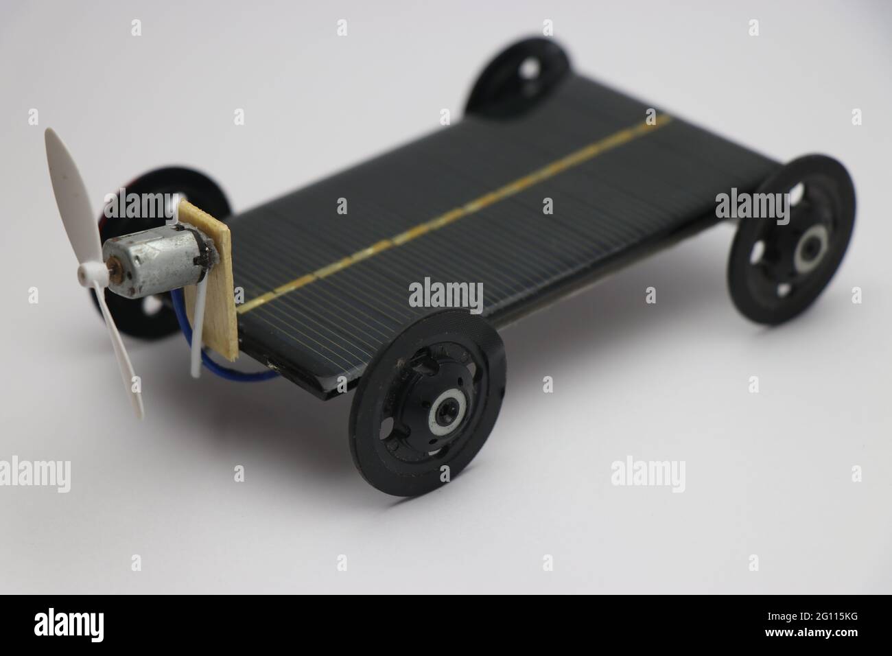 Petite voiture d'air solaire faite à la main qui est modèle de travail et fonctionne sur l'électricité produite par les cellules solaires connectées à mini moteur dc Banque D'Images