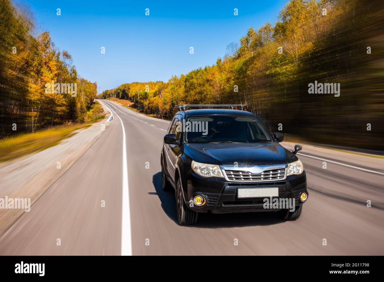 Subaru Forester se déplaçant sur la route en automne Banque D'Images