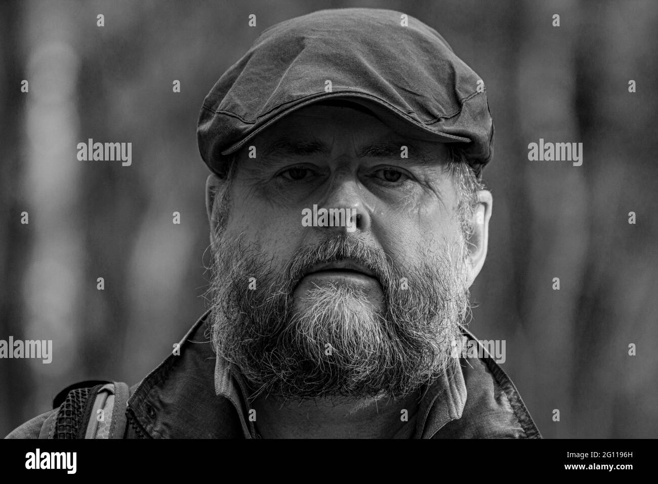 Gros plan noir et blanc d'un homme de plus de 60 ans Banque D'Images