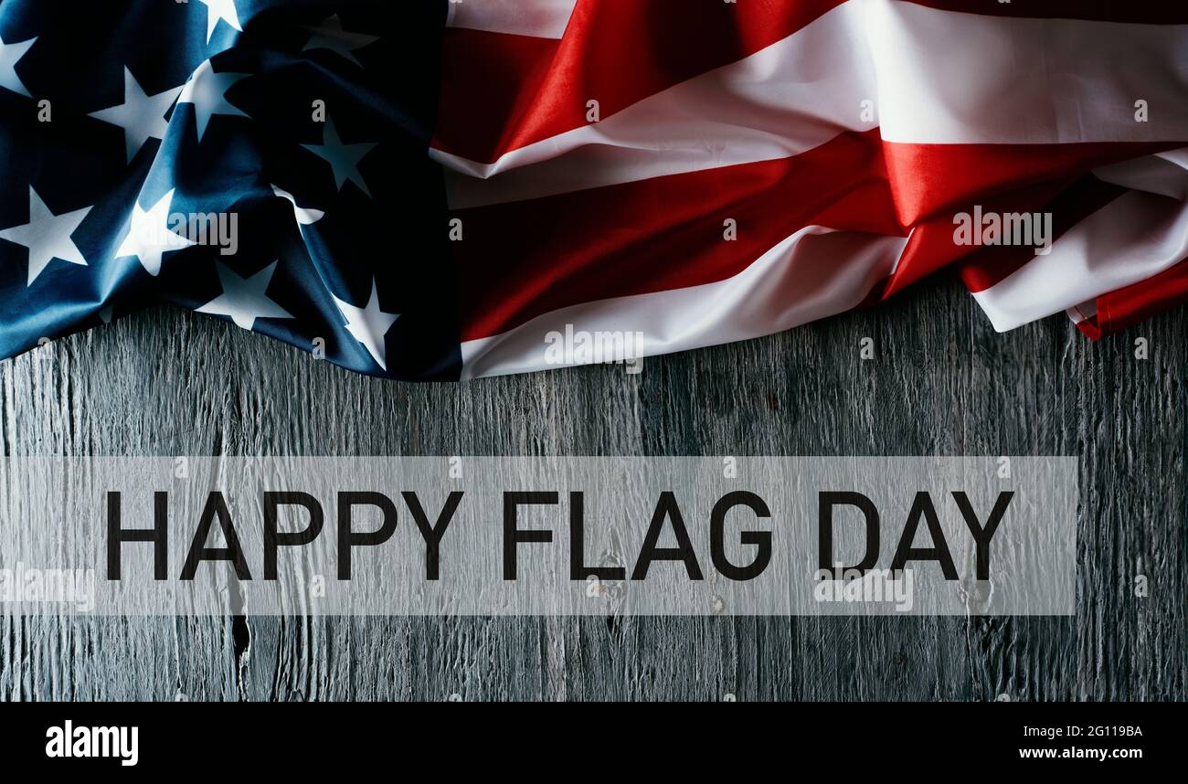 un drapeau des etats-unis d'amérique et le texte happy flag day sur fond de bois gris Banque D'Images
