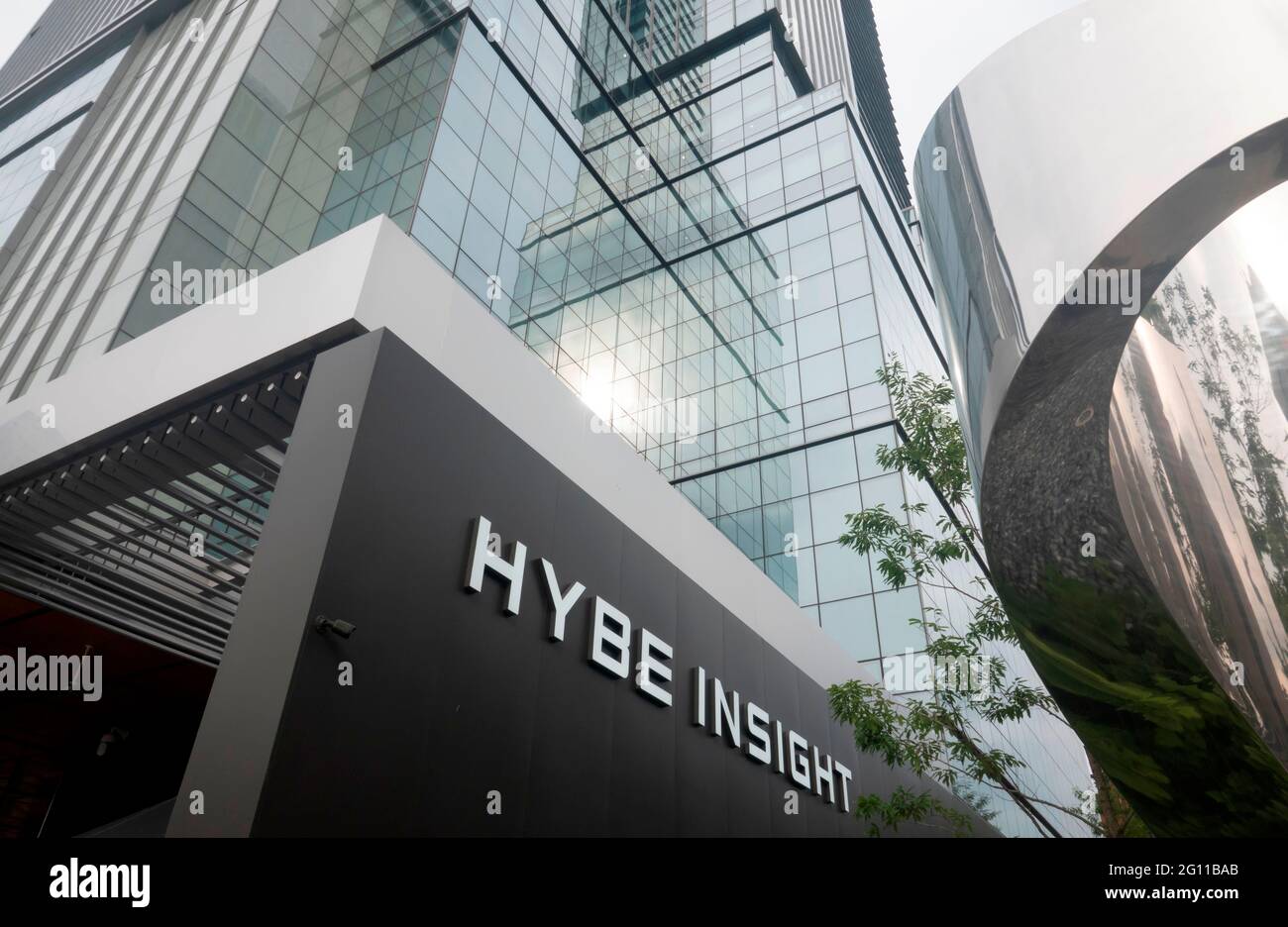 HYBE, 1er juin 2021 : le nouveau siège de HYBE à Séoul, Corée du Sud. Le nom de la société K-pop derrière BTS, dix-sept et demain X ensemble, a été changé de Big Hit Entertainment à HYBE le 30 mars 2021. Credit: Lee Jae-won/AFLO/Alay Live News Banque D'Images
