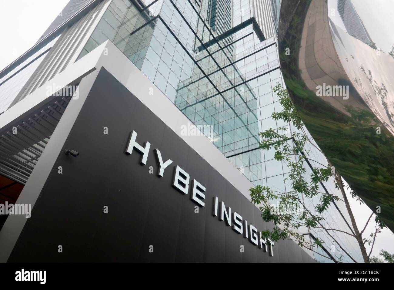 HYBE, 1er juin 2021 : le nouveau siège de HYBE à Séoul, Corée du Sud. Le nom de la société K-pop derrière BTS, dix-sept et demain X ensemble, a été changé de Big Hit Entertainment à HYBE le 30 mars 2021. Credit: Lee Jae-won/AFLO/Alay Live News Banque D'Images