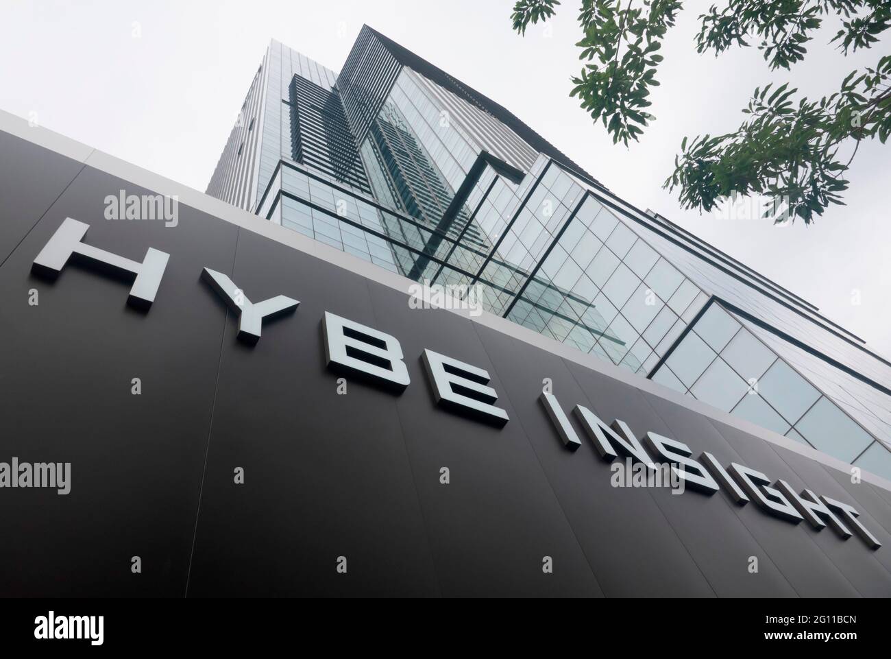 HYBE, 1er juin 2021 : le nouveau siège de HYBE à Séoul, Corée du Sud. Le nom de la société K-pop derrière BTS, dix-sept et demain X ensemble, a été changé de Big Hit Entertainment à HYBE le 30 mars 2021. Credit: Lee Jae-won/AFLO/Alay Live News Banque D'Images