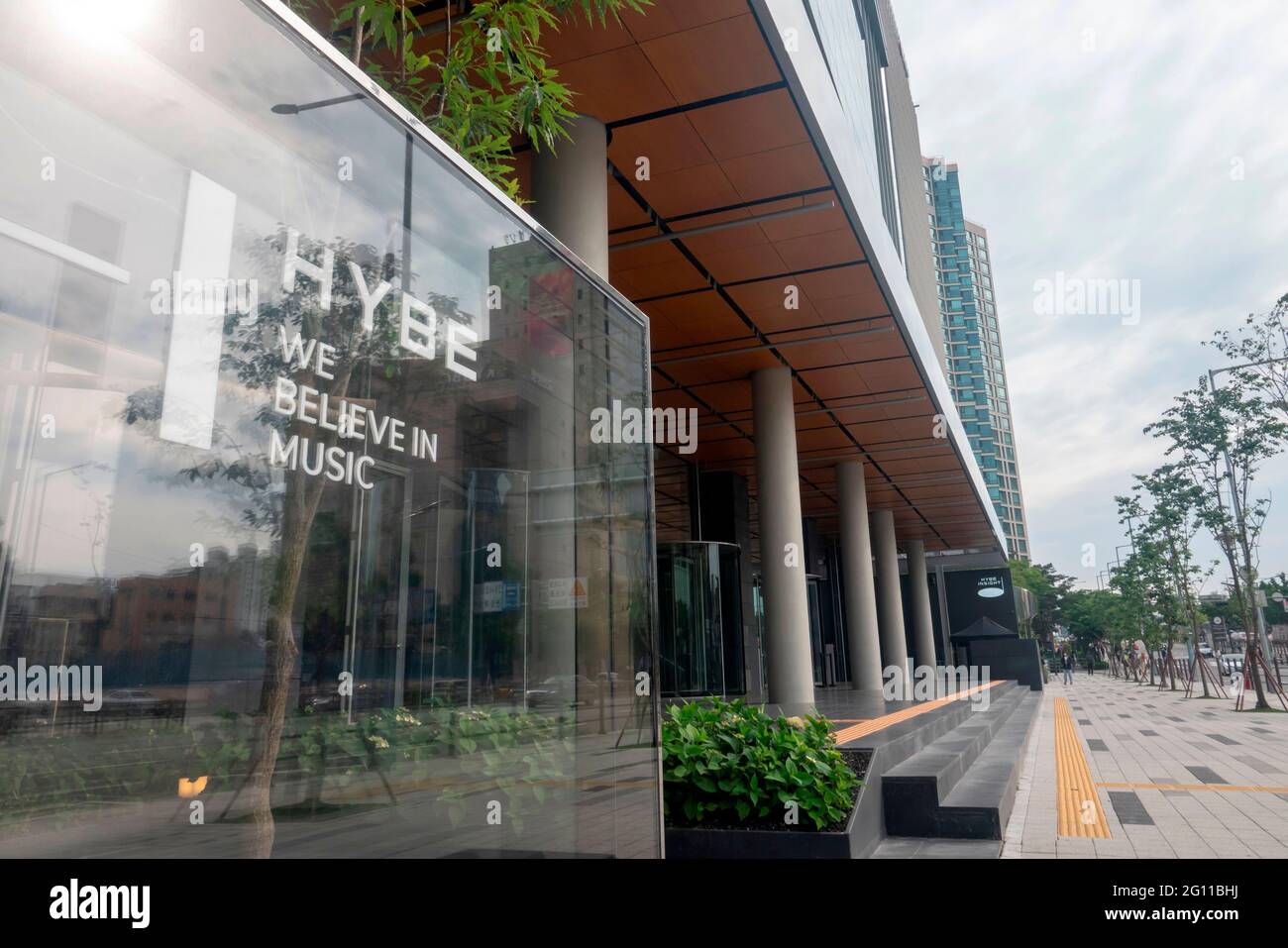 HYBE, 1er juin 2021 : le nouveau siège de HYBE à Séoul, Corée du Sud. Le nom de la société K-pop derrière BTS, dix-sept et demain X ensemble, a été changé de Big Hit Entertainment à HYBE le 30 mars 2021. Credit: Lee Jae-won/AFLO/Alay Live News Banque D'Images