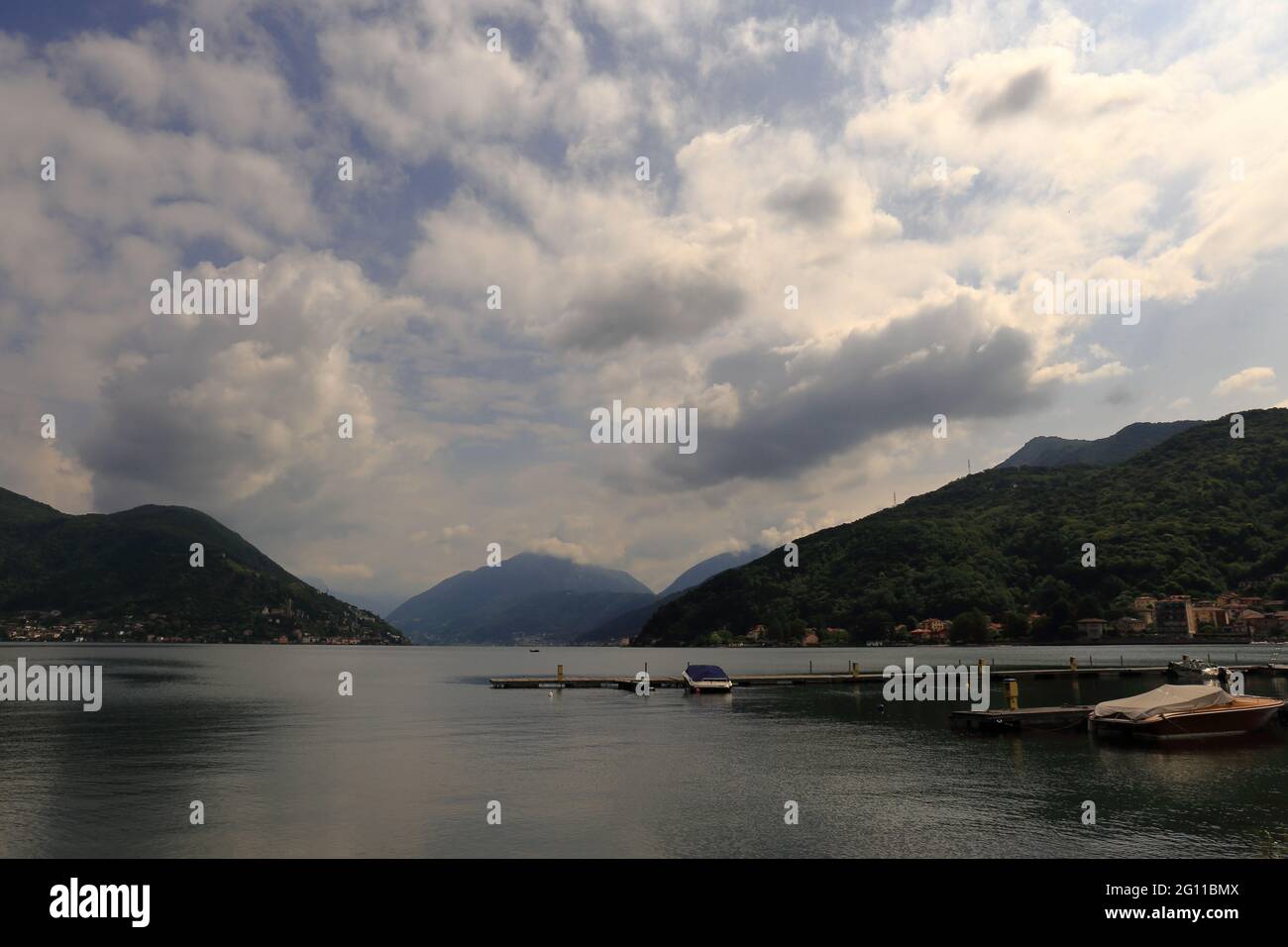 Belle Pamorama du lac de Lugano en longue exposition avec des nuages. Banque D'Images