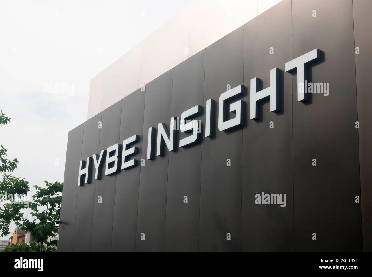 HYBE, 1er juin 2021 : le nouveau siège de HYBE à Séoul, Corée du Sud. Le nom de la société K-pop derrière BTS, dix-sept et demain X ensemble, a été changé de Big Hit Entertainment à HYBE le 30 mars 2021. Credit: Lee Jae-won/AFLO/Alay Live News Banque D'Images