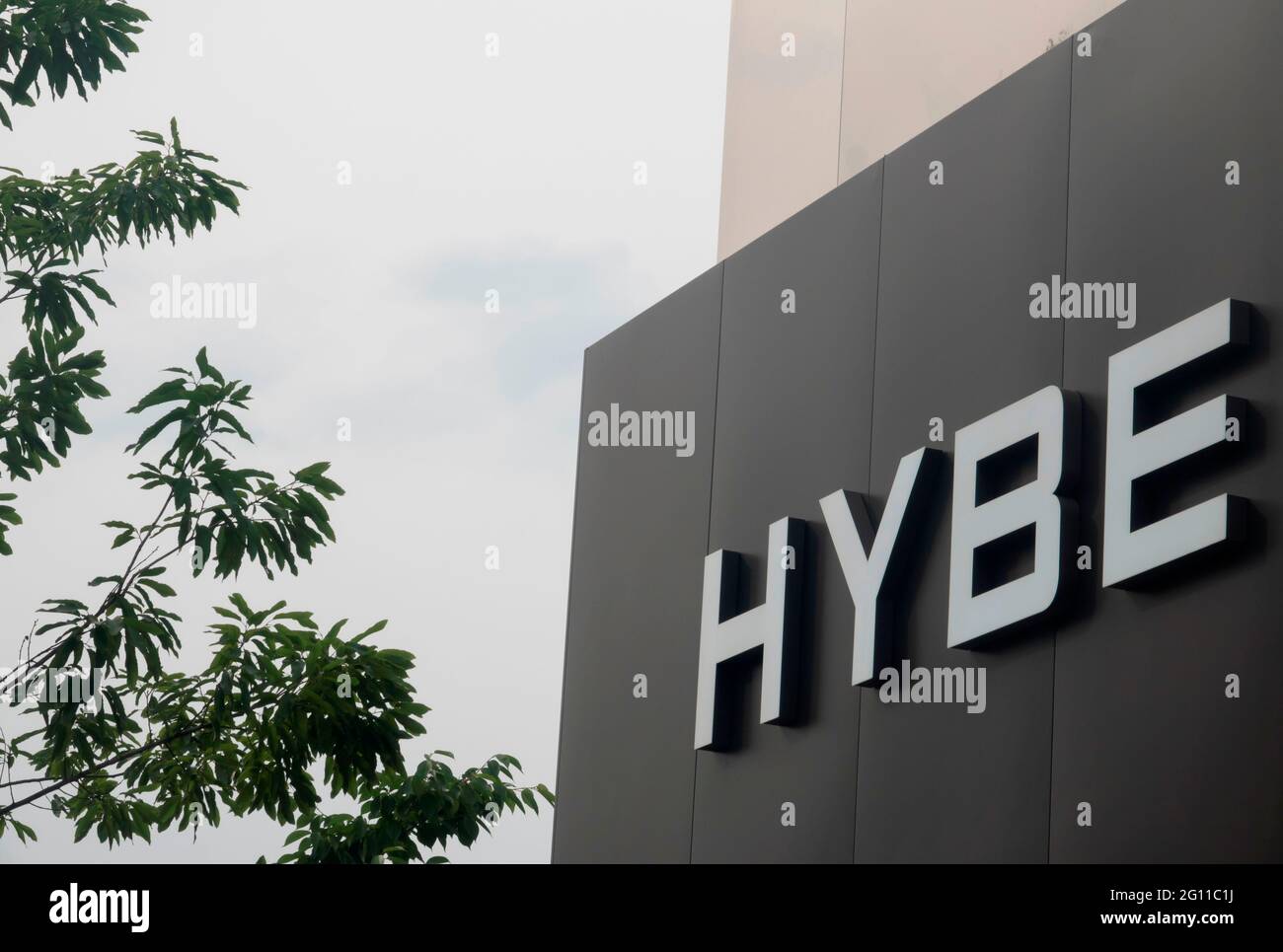 HYBE, 1er juin 2021 : le nouveau siège de HYBE à Séoul, Corée du Sud. Le nom de la société K-pop derrière BTS, dix-sept et demain X ensemble, a été changé de Big Hit Entertainment à HYBE le 30 mars 2021. Credit: Lee Jae-won/AFLO/Alay Live News Banque D'Images