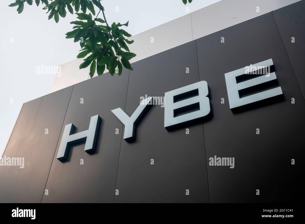 HYBE, 1er juin 2021 : le nouveau siège de HYBE à Séoul, Corée du Sud. Le nom de la société K-pop derrière BTS, dix-sept et demain X ensemble, a été changé de Big Hit Entertainment à HYBE le 30 mars 2021. Credit: Lee Jae-won/AFLO/Alay Live News Banque D'Images