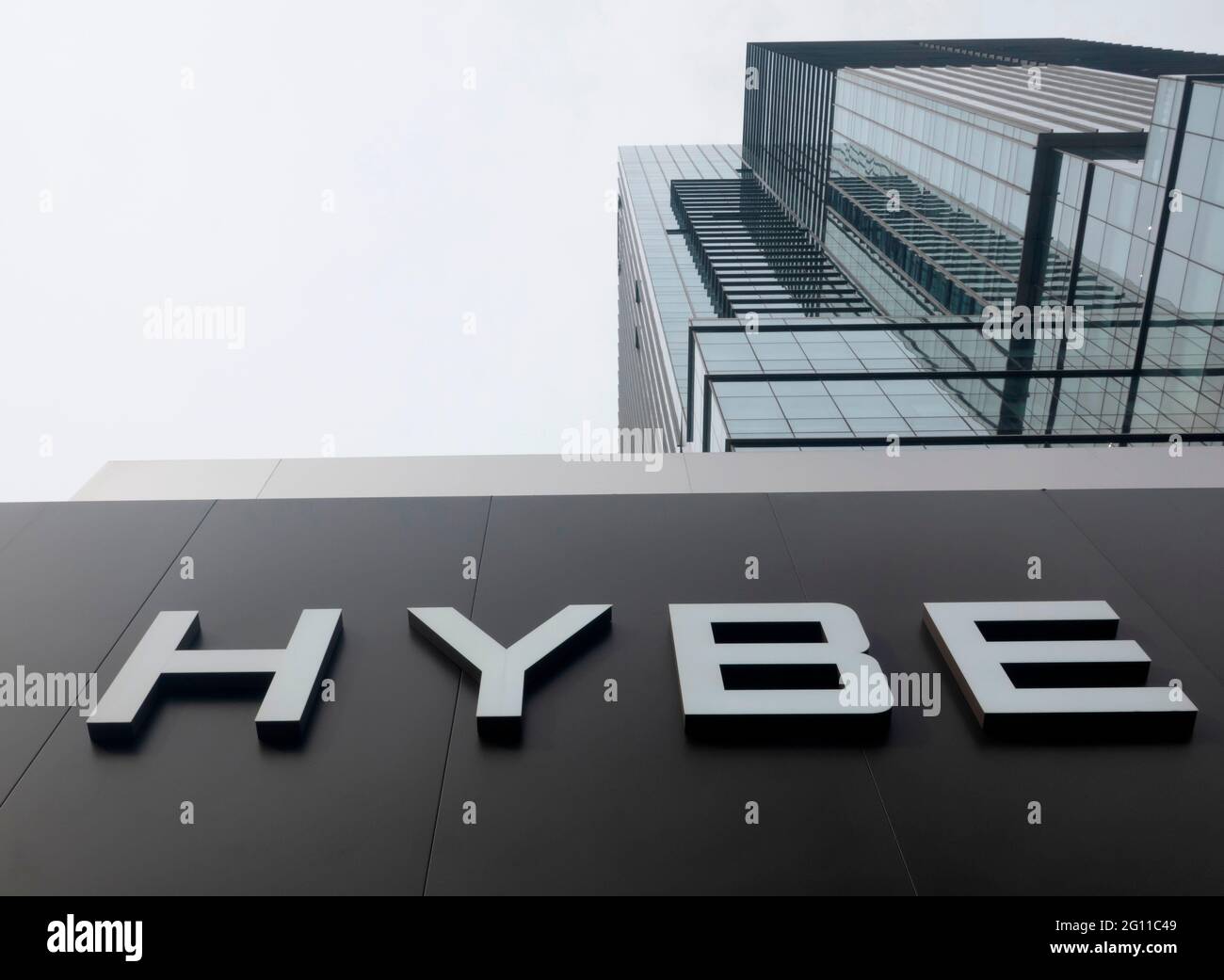 HYBE, 1er juin 2021 : le nouveau siège de HYBE à Séoul, Corée du Sud. Le nom de la société K-pop derrière BTS, dix-sept et demain X ensemble, a été changé de Big Hit Entertainment à HYBE le 30 mars 2021. Credit: Lee Jae-won/AFLO/Alay Live News Banque D'Images