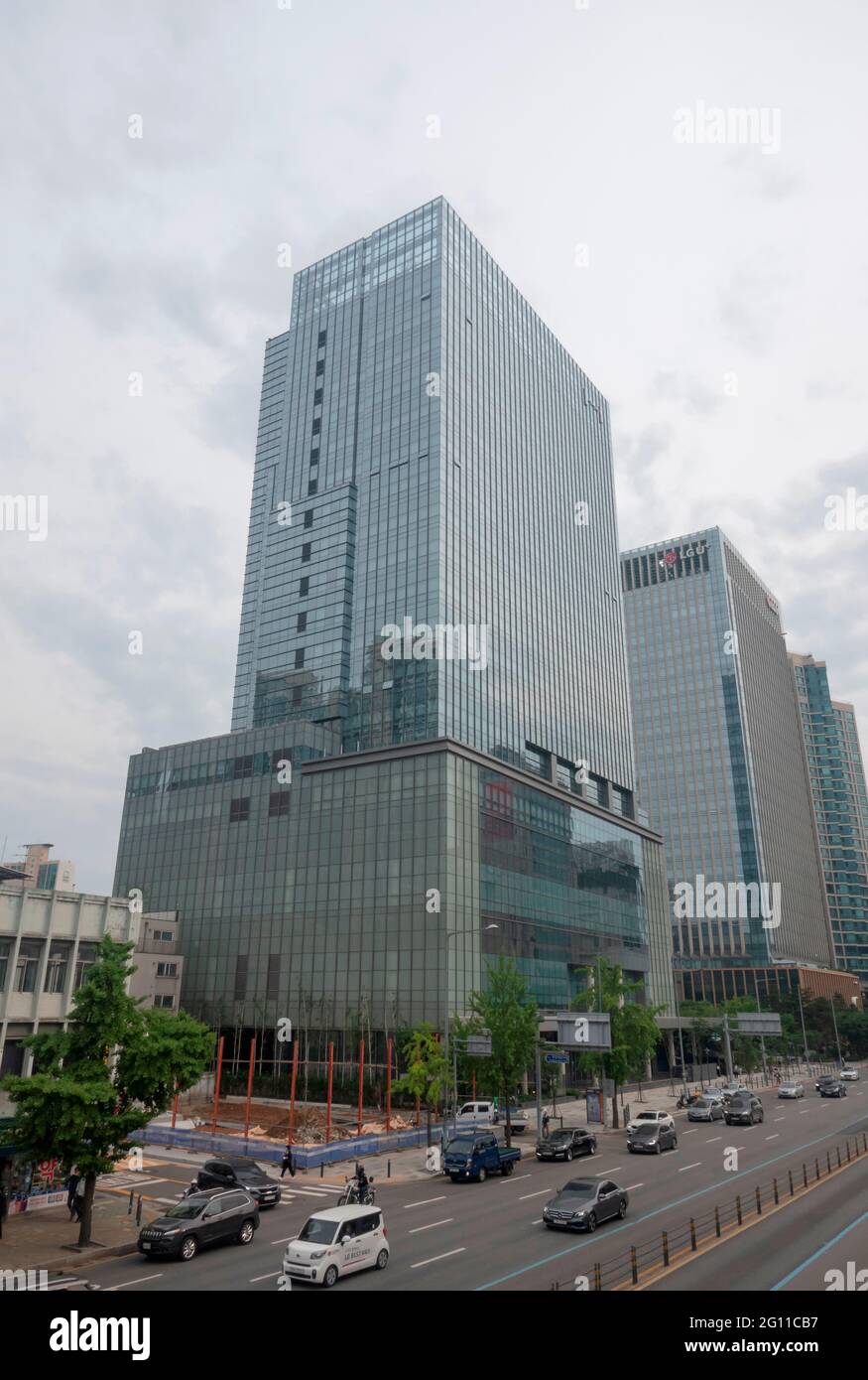 HYBE, 1er juin 2021 : le nouveau bâtiment du siège de HYBE (front) à Séoul, Corée du Sud. Le nom de la société K-pop derrière BTS, dix-sept et demain X ensemble, a été changé de Big Hit Entertainment à HYBE le 30 mars 2021. Credit: Lee Jae-won/AFLO/Alay Live News Banque D'Images