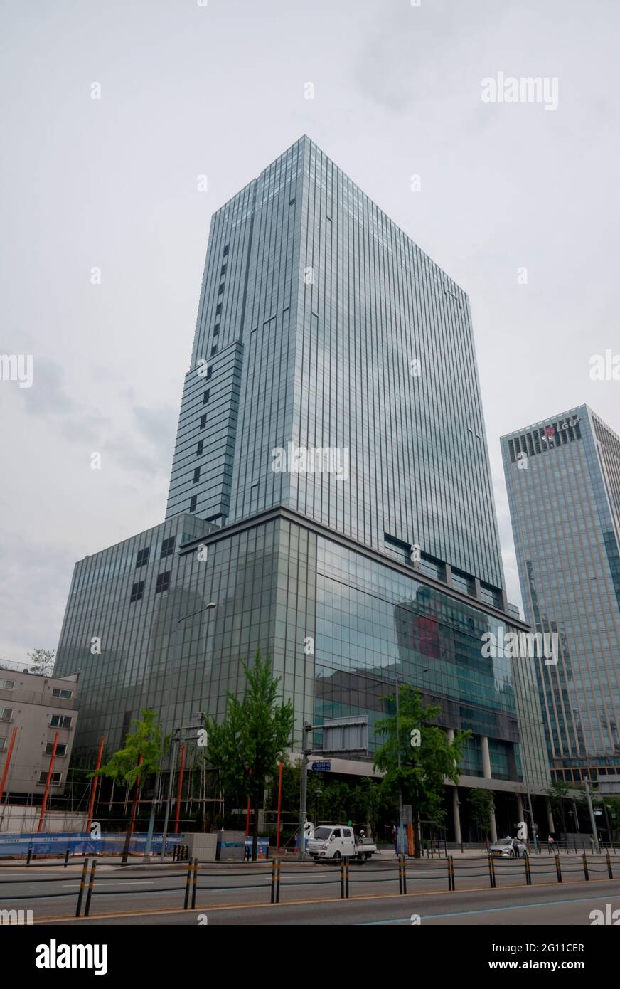 HYBE, 1er juin 2021 : le nouveau siège de HYBE à Séoul, Corée du Sud. Le nom de la société K-pop derrière BTS, dix-sept et demain X ensemble, a été changé de Big Hit Entertainment à HYBE le 30 mars 2021. Credit: Lee Jae-won/AFLO/Alay Live News Banque D'Images