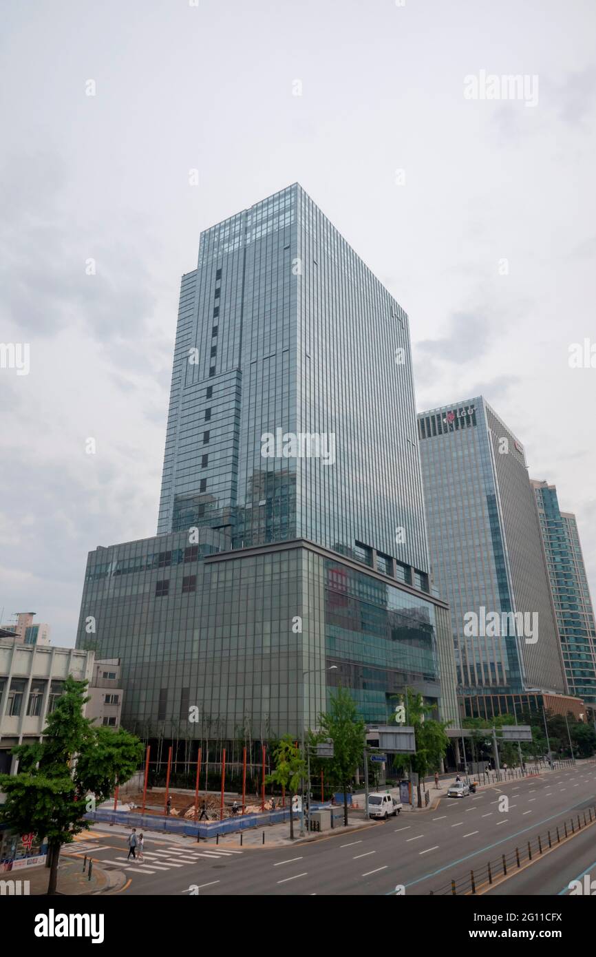 HYBE, 1er juin 2021 : le nouveau bâtiment du siège de HYBE (front) à Séoul, Corée du Sud. Le nom de la société K-pop derrière BTS, dix-sept et demain X ensemble, a été changé de Big Hit Entertainment à HYBE le 30 mars 2021. Credit: Lee Jae-won/AFLO/Alay Live News Banque D'Images