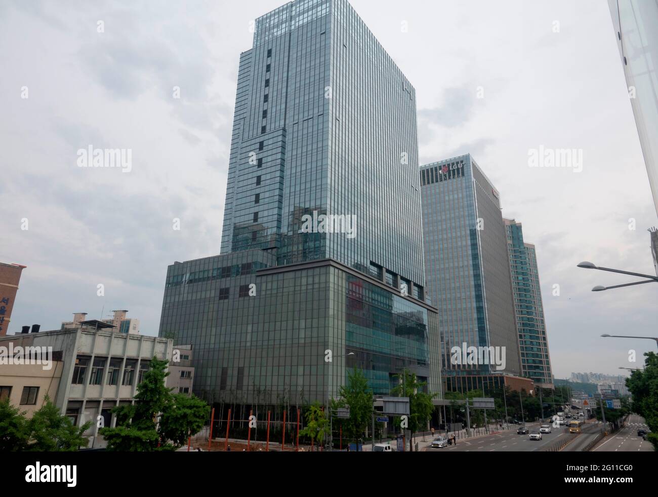 HYBE, 1er juin 2021 : le nouveau bâtiment du siège de HYBE (front) à Séoul, Corée du Sud. Le nom de la société K-pop derrière BTS, dix-sept et demain X ensemble, a été changé de Big Hit Entertainment à HYBE le 30 mars 2021. Credit: Lee Jae-won/AFLO/Alay Live News Banque D'Images