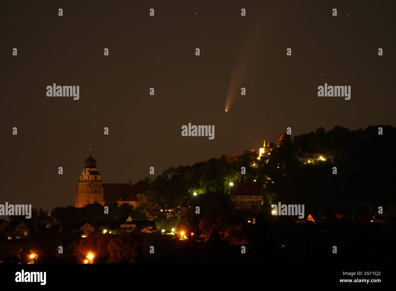 Comet Neowise C/2020 F3 sur l'église Herrenberg Banque D'Images