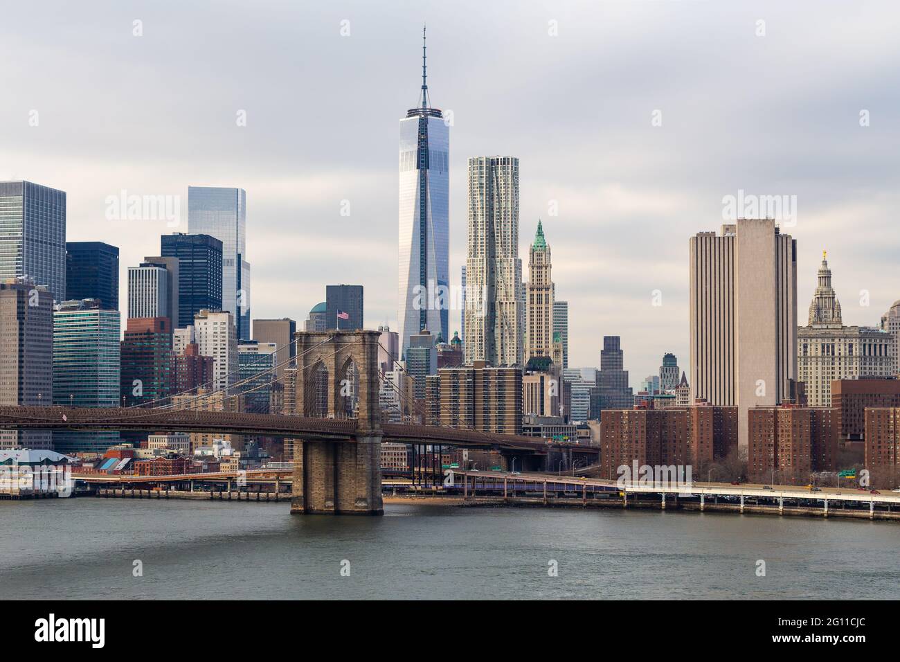 Pont de Brooklyn, tour de la liberté et horizon de Manhattan, New York. Banque D'Images