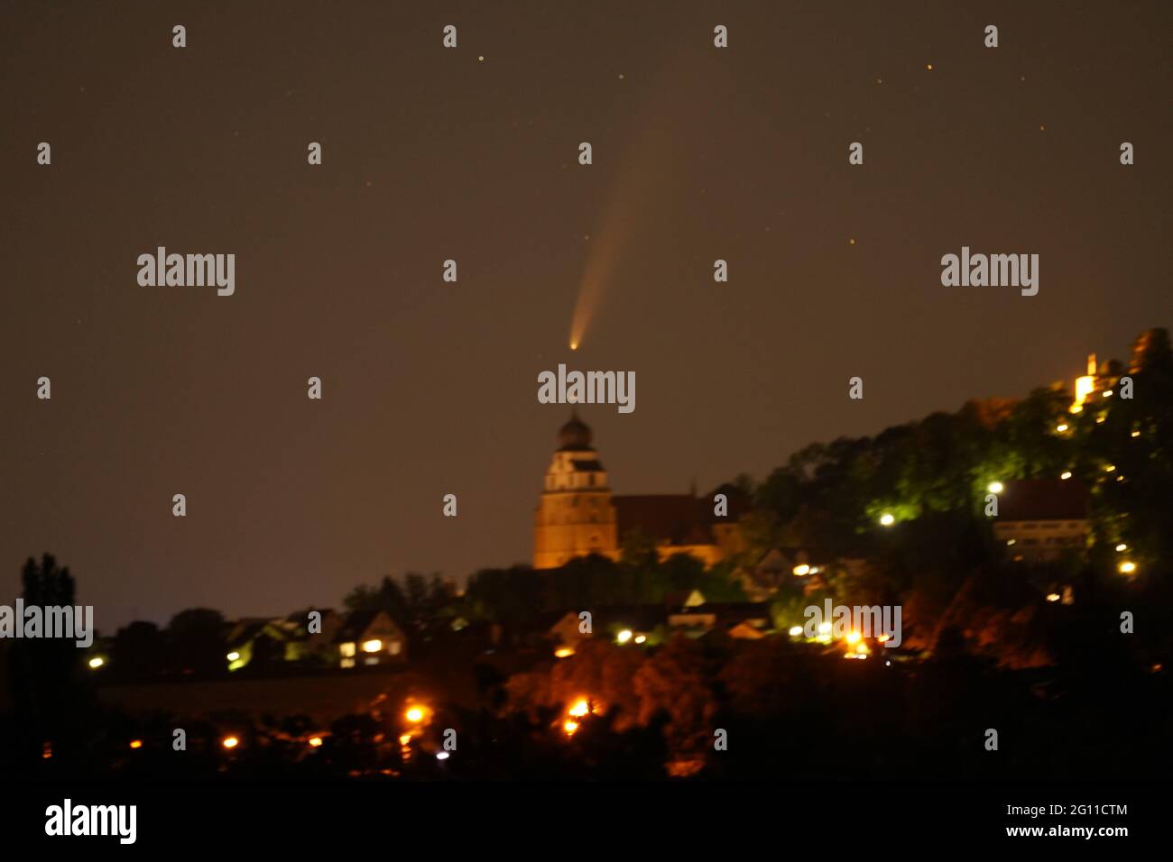 Comet Neowise C/2020 F3 sur l'église Herrenberg Banque D'Images