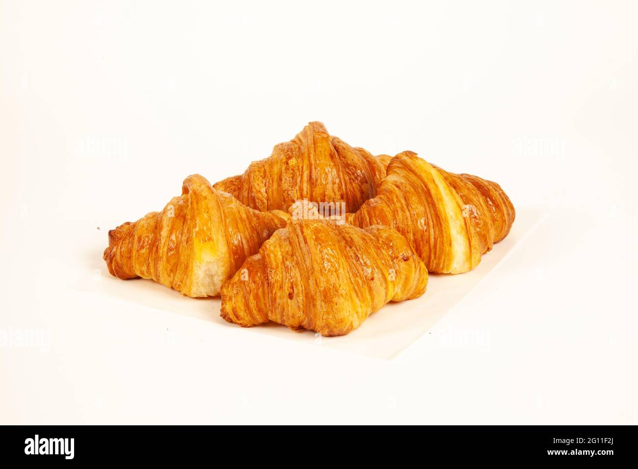 Brioche simple au beurre croustillant croissant et doré de couleur isolée sur fond blanc Banque D'Images