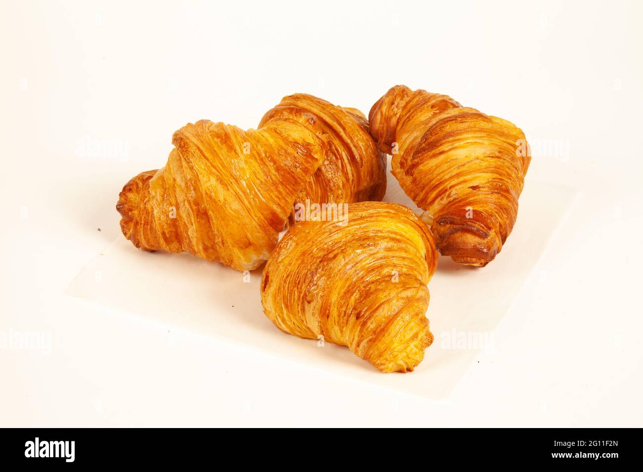 Brioche simple au beurre croustillant croissant et doré de couleur isolée sur fond blanc Banque D'Images
