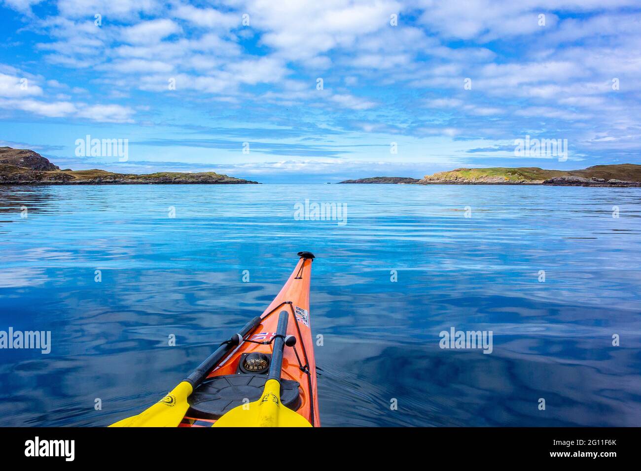 Kayak de mer dans les îles d'été dans les Highlands du Nord-Ouest de l'Écosse Banque D'Images