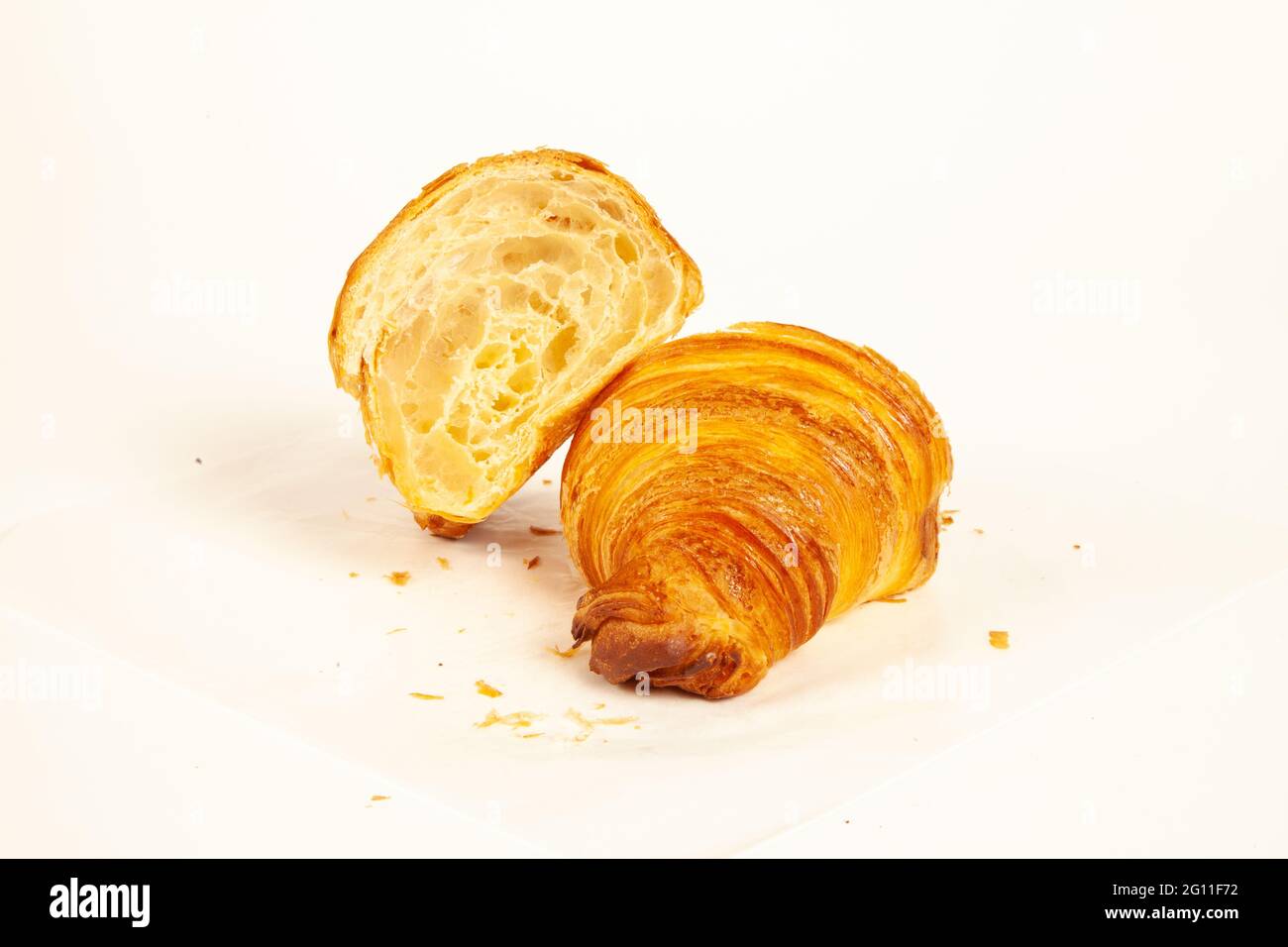 Brioche simple au beurre croustillant croissant et doré de couleur isolée sur fond blanc Banque D'Images