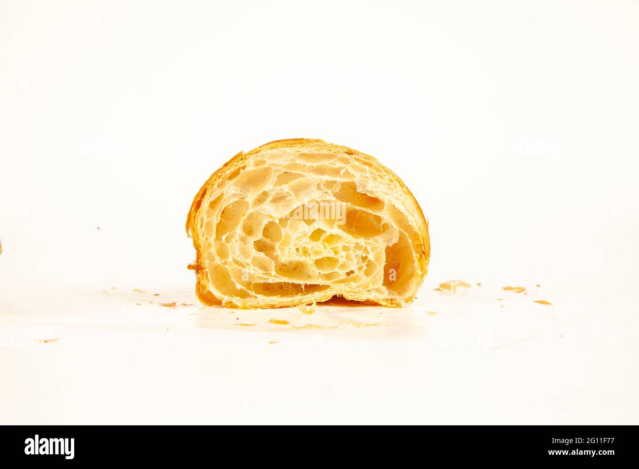 Brioche simple au beurre croustillant croissant et doré de couleur isolée sur fond blanc Banque D'Images