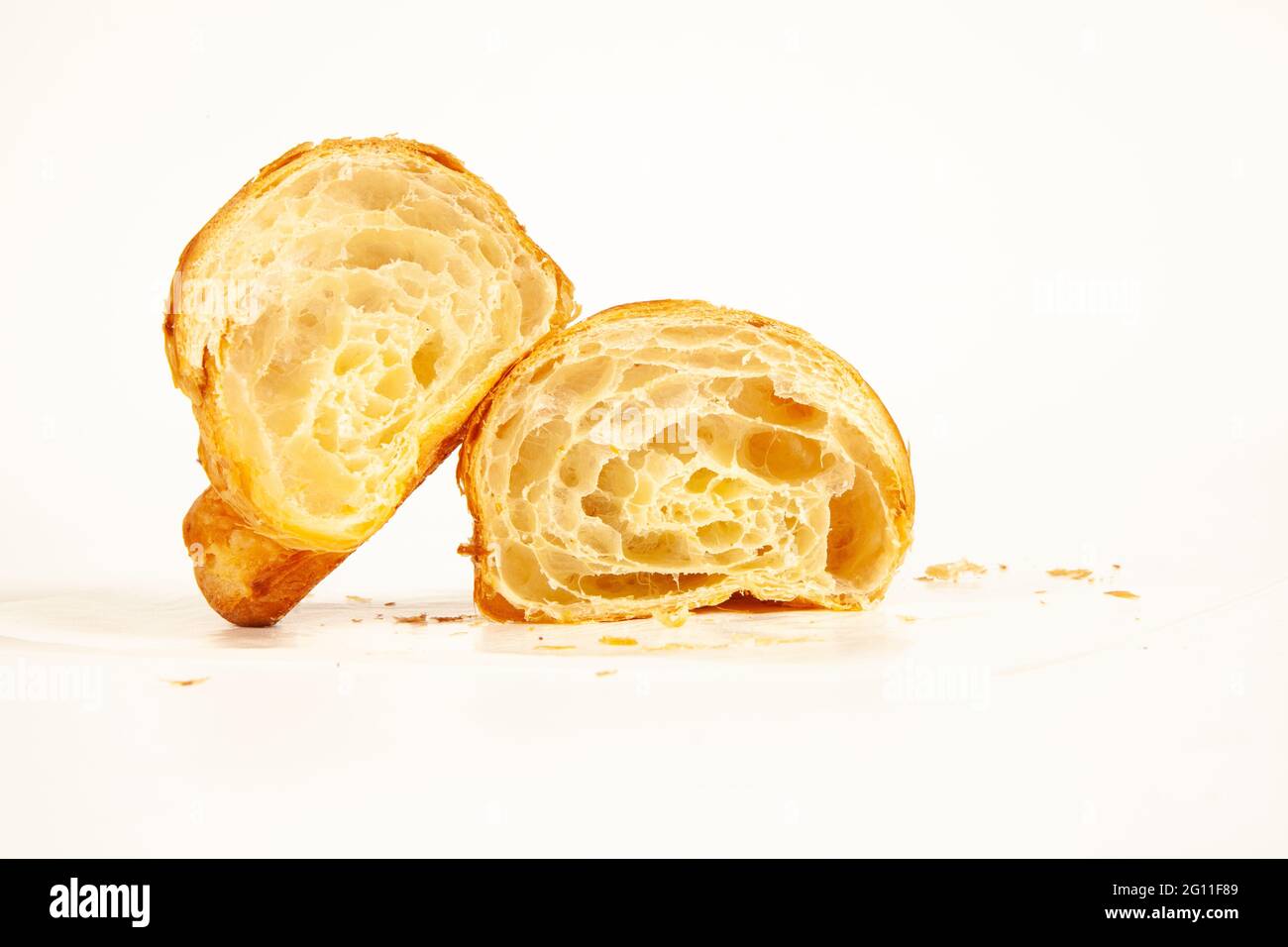 Brioche simple au beurre croustillant croissant et doré de couleur isolée sur fond blanc Banque D'Images