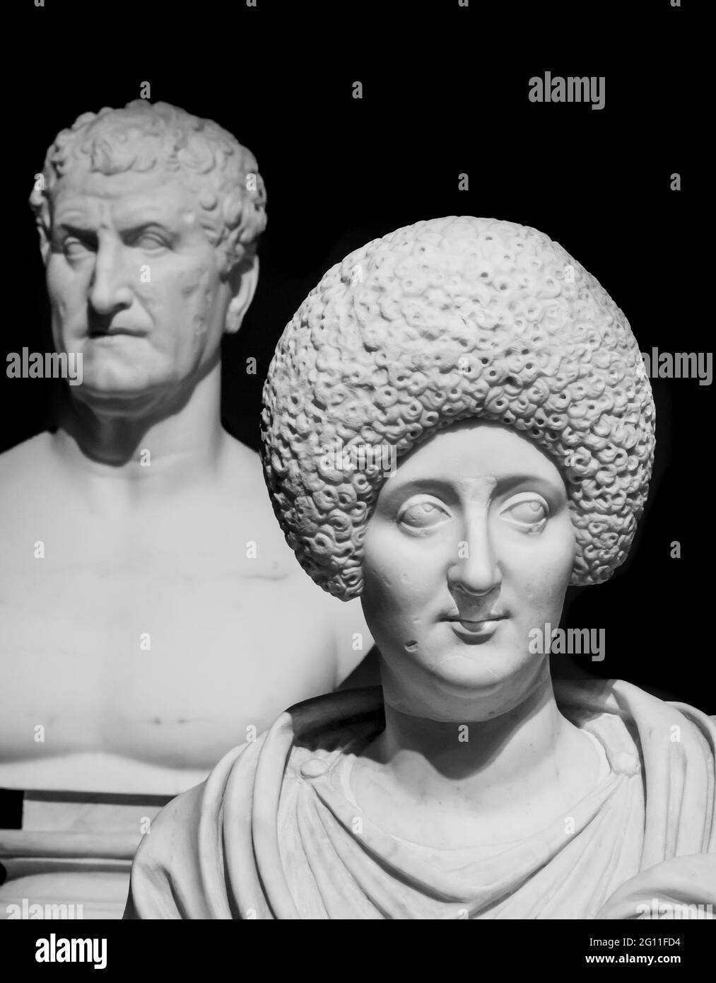 Photo en noir et blanc des anciennes statues romaines d'un couple mature Banque D'Images